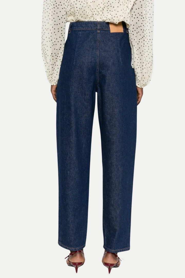 Austyan Pleated Tapered Jeans - Stellouette